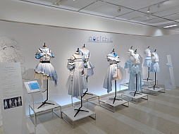 画像ギャラリー No.011のサムネイル画像 / 「アイドルマスター シャイニーカラーズ」の衣装展が,大丸東京店にて開催中。会期を通して計250着以上のライブ衣装を間近で観賞できる!