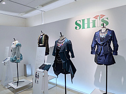 画像ギャラリー No.013のサムネイル画像 / 「アイドルマスター シャイニーカラーズ」の衣装展が,大丸東京店にて開催中。会期を通して計250着以上のライブ衣装を間近で観賞できる!