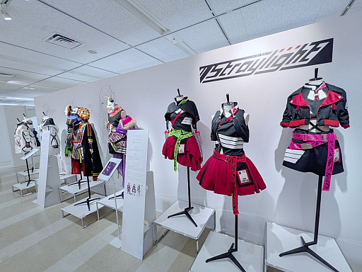 画像ギャラリー No.017のサムネイル画像 / 「アイドルマスター シャイニーカラーズ」の衣装展が,大丸東京店にて開催中。会期を通して計250着以上のライブ衣装を間近で観賞できる!