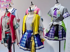 「アイドルマスター シャイニーカラーズ」の衣装展が,大丸東京店にて開催中。会期を通して計250着以上のライブ衣装を間近で観賞できる!