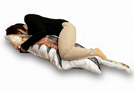 画像ギャラリー No.002のサムネイル画像 / イーカプコン限定リクエスト企画「モンスターハンター:ワールド 大剣抱き枕」の予約受付が本日スタート