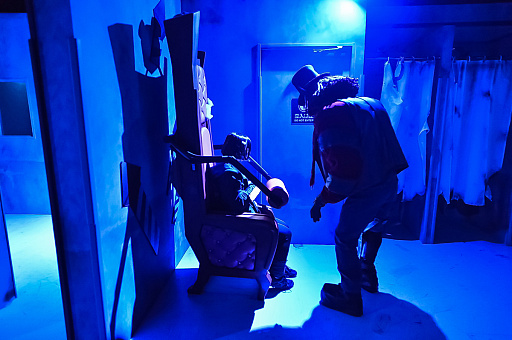 画像ギャラリー No.015のサムネイル画像 / イマーシブ・フォート東京の「Identity V 第五人格」アトラクションで脱出なるか!? リアルでロッカーにギュウ詰めの体験レポ