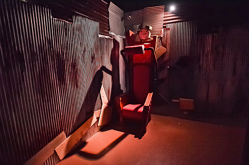 画像ギャラリー No.020のサムネイル画像 / イマーシブ・フォート東京の「Identity V 第五人格」アトラクションで脱出なるか!? リアルでロッカーにギュウ詰めの体験レポ