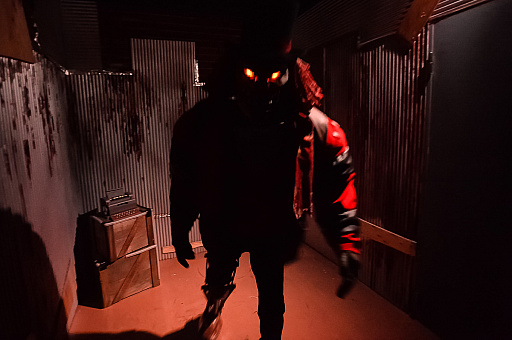 画像ギャラリー No.066のサムネイル画像 / イマーシブ・フォート東京の「Identity V 第五人格」アトラクションで脱出なるか!? リアルでロッカーにギュウ詰めの体験レポ