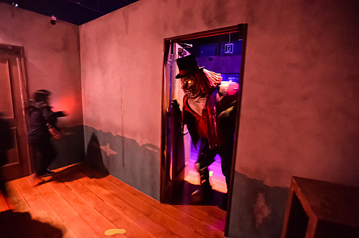 画像ギャラリー No.068のサムネイル画像 / イマーシブ・フォート東京の「Identity V 第五人格」アトラクションで脱出なるか!? リアルでロッカーにギュウ詰めの体験レポ