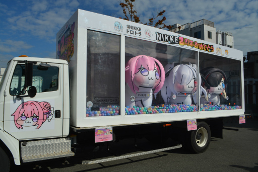 画像ギャラリー No.001のサムネイル画像 / 伊織もえさん発案の「NIKKE」2周年お祝い企画「#NIKKEドロトラ」が東京にやってきた。11月9日,10日は都内を走行予定