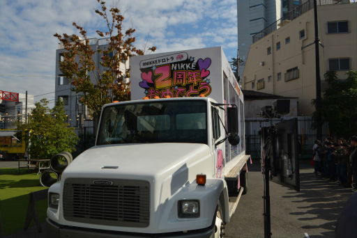 画像ギャラリー No.002のサムネイル画像 / 伊織もえさん発案の「NIKKE」2周年お祝い企画「#NIKKEドロトラ」が東京にやってきた。11月9日,10日は都内を走行予定