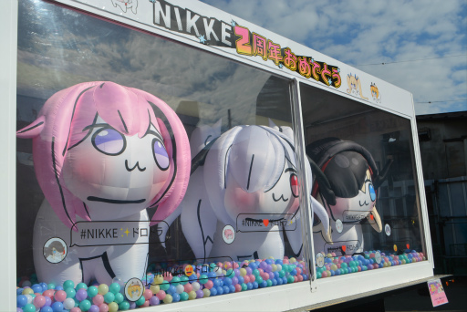 画像ギャラリー No.003のサムネイル画像 / 伊織もえさん発案の「NIKKE」2周年お祝い企画「#NIKKEドロトラ」が東京にやってきた。11月9日,10日は都内を走行予定