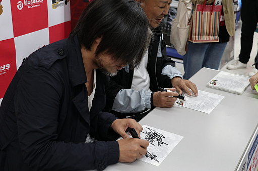 画像ギャラリー No.007のサムネイル画像 / 「龍が如く7 光と闇の行方」店頭体験会&サイン会をレポート。名越稔洋氏と横山昌義氏がシリーズ特有の熱い感動体験とRPG要素の相性のよさをアピール