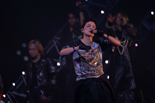 画像ギャラリー No.029のサムネイル画像 / 「ブラスタ」らしいまさかの展開も! 圧巻の歌とパフォーマンスで届ける「BLACK LIVE -Battle of Starless-」&アフタートークレポート