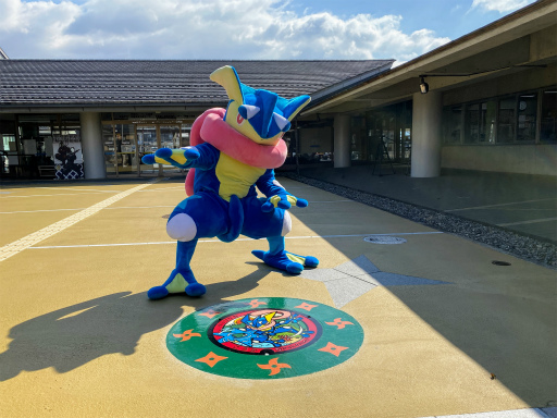 画像ギャラリー No.003のサムネイル画像 / 「ポケふた」ゲッコウガのポケモンマンホールが滋賀県甲賀市に登場