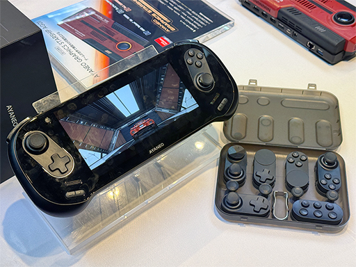 画像ギャラリー No.001のサムネイル画像 / モジュール式ゲームパッド採用で好みのレイアウトに変更可能な携帯型ゲームPC「AYANEO 3」の予約受付が始まる