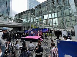 画像ギャラリー No.002のサムネイル画像 / なかやまきんに君を筆頭に,マッチョ集団が打ち水で暑気払い! 「セインツロウ」マッスル打ち水フェス2022をレポート