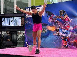 画像ギャラリー No.013のサムネイル画像 / なかやまきんに君を筆頭に,マッチョ集団が打ち水で暑気払い! 「セインツロウ」マッスル打ち水フェス2022をレポート