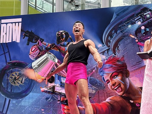 画像ギャラリー No.015のサムネイル画像 / なかやまきんに君を筆頭に,マッチョ集団が打ち水で暑気払い! 「セインツロウ」マッスル打ち水フェス2022をレポート