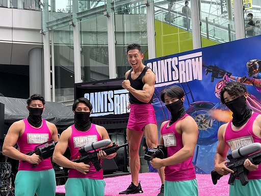 画像ギャラリー No.016のサムネイル画像 / なかやまきんに君を筆頭に,マッチョ集団が打ち水で暑気払い! 「セインツロウ」マッスル打ち水フェス2022をレポート