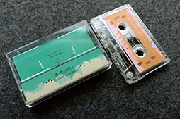 画像ギャラリー No.001のサムネイル画像 / 「違う冬のぼくら」オリジナルサウンドトラックがBOOTHにて発売。表裏一体の世界観を堪能できるカセットテープ