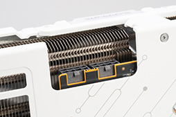 画像ギャラリー No.010のサムネイル画像 / RDNA 4世代の新GPU「Radeon RX 9070 XT」&「Radeon RX 9070」レビュー。RX 7900 XTを上回ってRTX 5070とも戦える