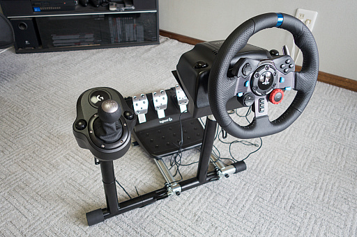 レースゲームを遊ぶときだけ設置して，快適なドライブ環境を実現するステアリングスタンド「Wheel Stand Pro」を紹介