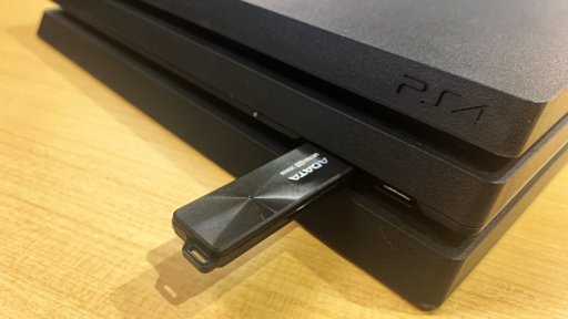 PS4のロード時間短縮を謳う256GBのUSBメモリ，ADATA「UE700 PRO」を紹介。その効果のほどをPS4各機で検証する