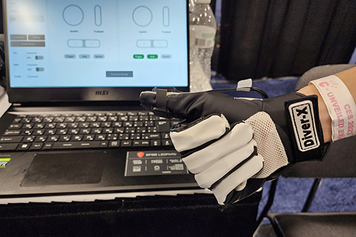 VRコントローラを置き換えられる手袋型デバイス「Contact Glove」を