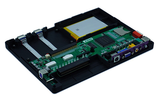 画像ギャラリー No.004のサムネイル画像 / MSX/MSX2用カートリッジを直接差し込める小型ノートPCタイプのMSX2+互換機が登場。当時のジョイスティックも使える