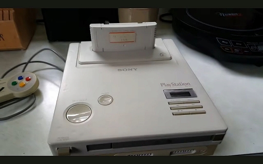 画像ギャラリー No.002のサムネイル画像 / 幻のスーパーファミコン用CD-ROM「PlayStation」の開発初期版が発掘される。アタッチメント式のCD-ROMドライブで,現存する唯一のユニット