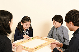 画像ギャラリー No.004のサムネイル画像 / 「マンカラ・カラハ ファミリー」が本日リリース。人気のマンカラに4人まで遊べるデラックス版が登場