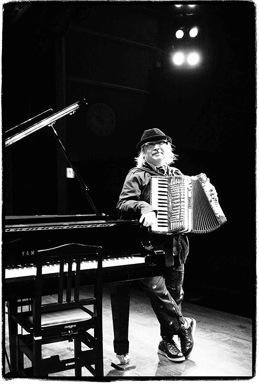 画像ギャラリー No.002のサムネイル画像 / ムーンライダーズの岡田 徹さんが死去。初代プレステCMのサウンドロゴ,「クラッシュ万事休す」などを手がける