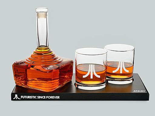 画像ギャラリー No.001のサムネイル画像 / 懐かしのジョイスティックがウイスキーのデキャンタになった「Atari Joystick Decanter Set」,海外向けに発売中