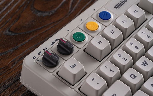 画像ギャラリー No.003のサムネイル画像 / 定評のある8BitDoの小型ゲームパッドをスマートフォンに取り付けて,携帯ゲーム機のようにして遊べる周辺機器が登場