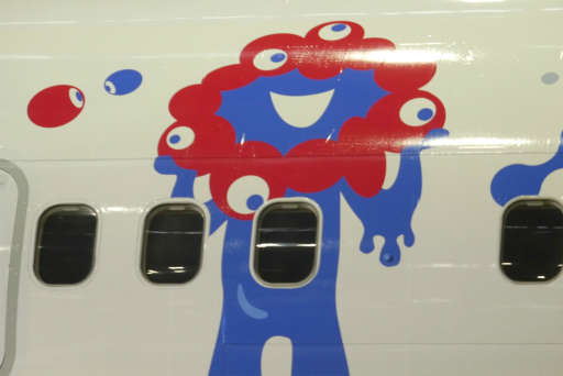 画像ギャラリー No.003のサムネイル画像 / 万博パビリオンに登場する新たなガンダムが,ミャクミャクとともにコラボジェットで空を舞う。「JALガンダムJET」お披露目会レポート