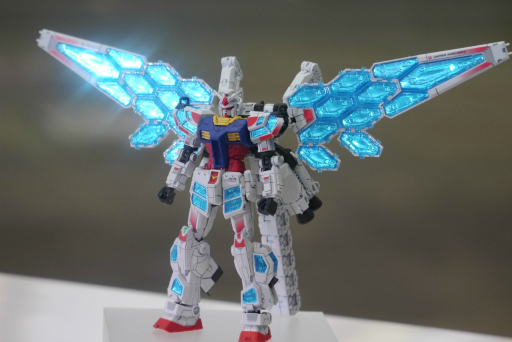 画像ギャラリー No.007のサムネイル画像 / 万博パビリオンに登場する新たなガンダムが,ミャクミャクとともにコラボジェットで空を舞う。「JALガンダムJET」お披露目会レポート