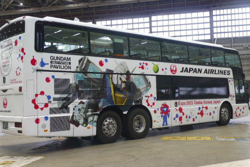 画像ギャラリー No.010のサムネイル画像 / 万博パビリオンに登場する新たなガンダムが,ミャクミャクとともにコラボジェットで空を舞う。「JALガンダムJET」お披露目会レポート