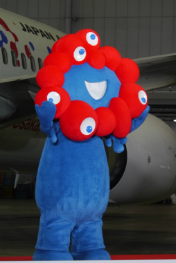 画像ギャラリー No.014のサムネイル画像 / 万博パビリオンに登場する新たなガンダムが,ミャクミャクとともにコラボジェットで空を舞う。「JALガンダムJET」お披露目会レポート