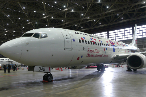 画像ギャラリー No.015のサムネイル画像 / 万博パビリオンに登場する新たなガンダムが,ミャクミャクとともにコラボジェットで空を舞う。「JALガンダムJET」お披露目会レポート