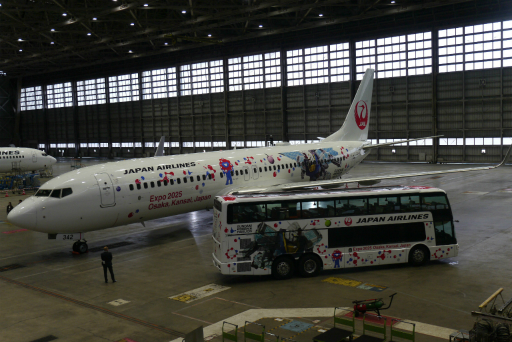 画像ギャラリー No.017のサムネイル画像 / 万博パビリオンに登場する新たなガンダムが,ミャクミャクとともにコラボジェットで空を舞う。「JALガンダムJET」お披露目会レポート