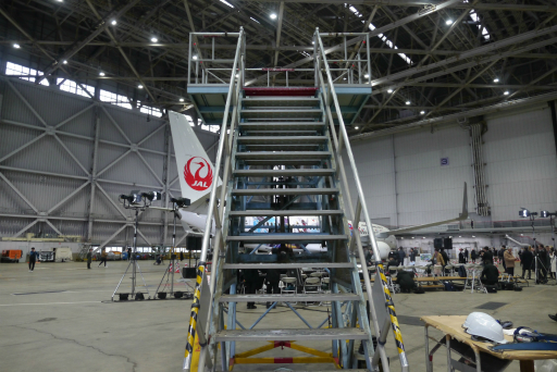 画像ギャラリー No.020のサムネイル画像 / 万博パビリオンに登場する新たなガンダムが,ミャクミャクとともにコラボジェットで空を舞う。「JALガンダムJET」お披露目会レポート