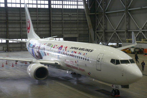 画像ギャラリー No.023のサムネイル画像 / 万博パビリオンに登場する新たなガンダムが,ミャクミャクとともにコラボジェットで空を舞う。「JALガンダムJET」お披露目会レポート