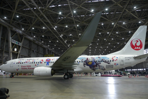 画像ギャラリー No.025のサムネイル画像 / 万博パビリオンに登場する新たなガンダムが,ミャクミャクとともにコラボジェットで空を舞う。「JALガンダムJET」お披露目会レポート