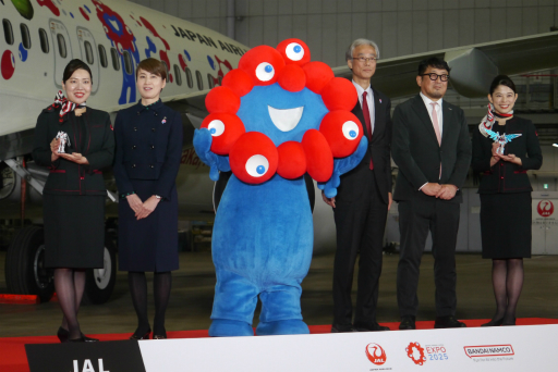 画像ギャラリー No.029のサムネイル画像 / 万博パビリオンに登場する新たなガンダムが,ミャクミャクとともにコラボジェットで空を舞う。「JALガンダムJET」お披露目会レポート