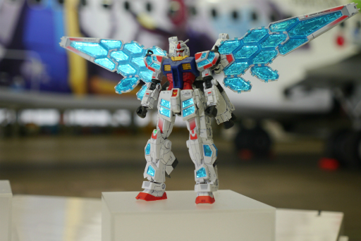 画像ギャラリー No.030のサムネイル画像 / 万博パビリオンに登場する新たなガンダムが,ミャクミャクとともにコラボジェットで空を舞う。「JALガンダムJET」お披露目会レポート