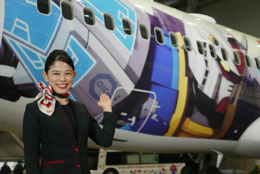 画像ギャラリー No.031のサムネイル画像 / 万博パビリオンに登場する新たなガンダムが,ミャクミャクとともにコラボジェットで空を舞う。「JALガンダムJET」お披露目会レポート