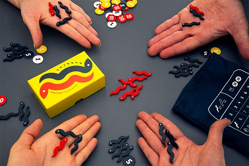 画像ギャラリー No.001のサムネイル画像 / ヘビも交じる袋の中から,より多くのウナギのつかみ取れ。運も左右する心理戦を楽しめるボードゲーム「ウナギかヘビか」,5月23日発売