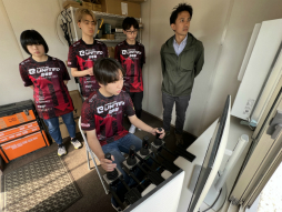 画像ギャラリー No.005のサムネイル画像 / KONAMI eスポーツ学院の生徒がリモートで油圧ショベルを操作! 産学連携による課外活動をレポート