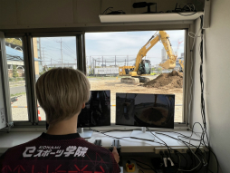 画像ギャラリー No.006のサムネイル画像 / KONAMI eスポーツ学院の生徒がリモートで油圧ショベルを操作! 産学連携による課外活動をレポート