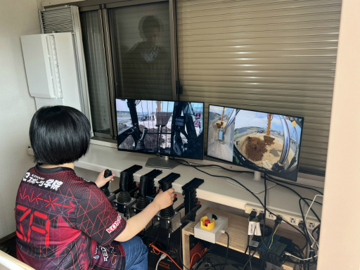 画像ギャラリー No.007のサムネイル画像 / KONAMI eスポーツ学院の生徒がリモートで油圧ショベルを操作! 産学連携による課外活動をレポート