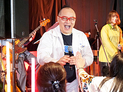 画像ギャラリー No.018のサムネイル画像 / 「光吉猛修 35周年記念ディナーショー in セガ本社」レポート。日本一歌のうまいサラリーマンが昼夜にわたって全22曲を披露(独占インタビューも)