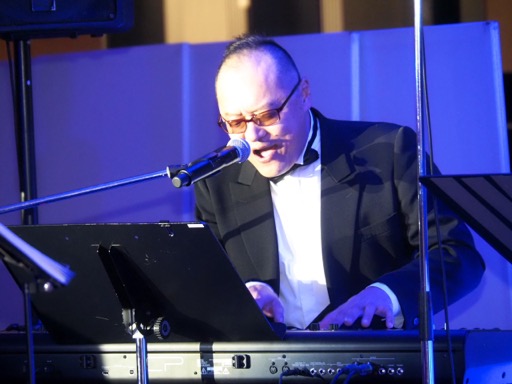 画像ギャラリー No.027のサムネイル画像 / 「光吉猛修 35周年記念ディナーショー in セガ本社」レポート。日本一歌のうまいサラリーマンが昼夜にわたって全22曲を披露(独占インタビューも)