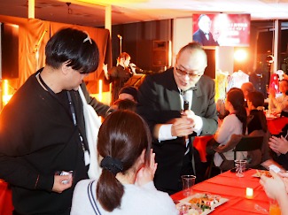 画像ギャラリー No.029のサムネイル画像 / 「光吉猛修 35周年記念ディナーショー in セガ本社」レポート。日本一歌のうまいサラリーマンが昼夜にわたって全22曲を披露(独占インタビューも)